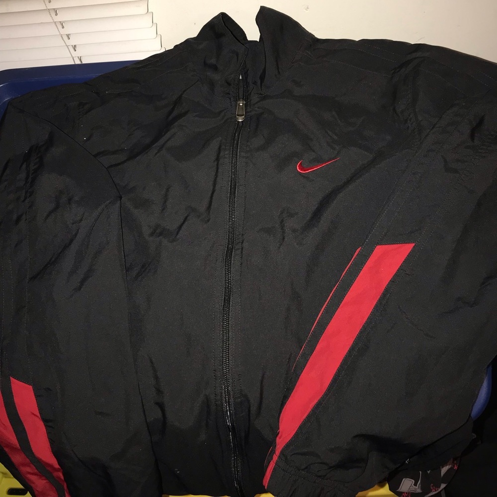 VINTAGE NIKE WINDBREAKER